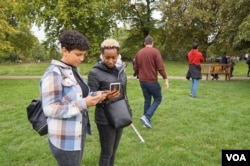 在伦敦出生和长大的姬丝(Cassie)和慧云(Vivette)早上九时已经来到海德公园观看电话上直播的国葬 (美国之音/郑乐捷)