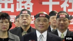 民进党主席苏贞昌等1月4号在记者会上(美国之音申华拍摄)