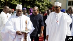 一度拒绝辞去总统职位的贾梅在首都班珠尔2017年1月13日)