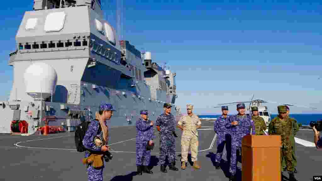 日本自卫队少将冈浩答问（美国之音国符拍摄）