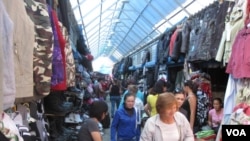 俄罗斯西伯利亚东部雅库特地区一处中国过商贩集中的市场(美国之音白桦拍摄)