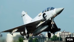 台湾空军一架幻影(Mirage，台湾称幻象)2000战斗机在汉光军事演习里从封闭的高速公路上起飞（2014年9月16日）