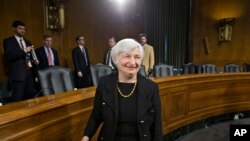 珍妮特•耶伦在参议院银行委员会完成她的提名确认听证会证词时离场
