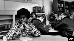 “布朗诉托皮卡教育局案”中的原告琳达•布朗，这张老照片的时间地点不详。