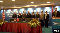 为了配合美中第六轮战略与经济对话，美中关于气候变化的一系列成果签约仪式在北京举行。（美国之音东方拍摄）