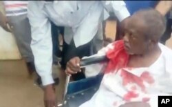 Mgonjwa akiwasili hospitali mjini Khartoum, Sudan, Jumatatu, Aprili 17, 2023. Hospitali katika mji mkuu zimeelemewa wakati jiji hilo likigeuka kuwa ni ukanda wa vita katika mapigano ya vikosi vya majenerali wawili. Takriban hospitali sita kati ya 20 Khartoum na mji wa jirani wa Omdurman zimefungwa, umoja wa madaktari unaeleza. (AP Photo/Ashraf Idriss)