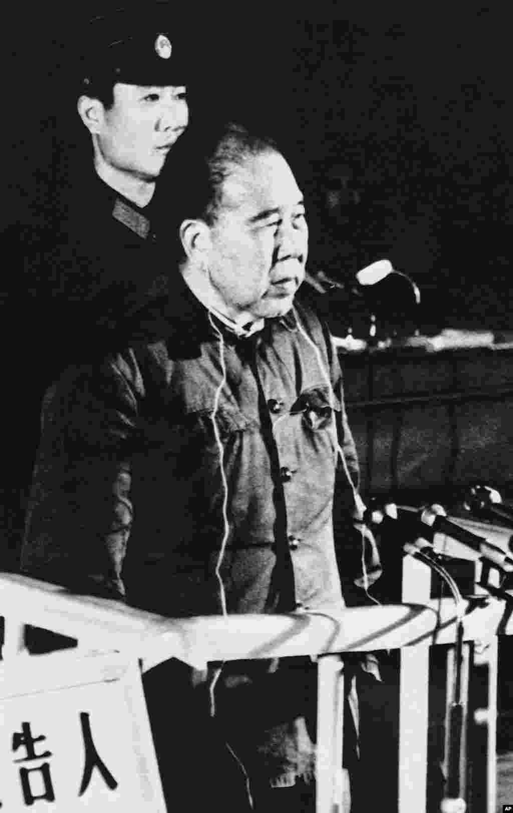 林彪的&ldquo;四大金刚&rdquo;之首，受林彪连累而垮台之前担任中国军队总参谋长的黄永胜在1980年11月29日接受审判。吴法宪、李作鹏、邱会作等林彪部将也随着林彪倒台，加上陈伯达，倒下了七名政治局委员，包括两名常委、一位前元帅、5位前将军。当局发给群众学习的批判林彪集团的资料说，黄永胜在掌权时念过一首批判秦始皇的古诗，显示他有意谋反。那首诗说&ldquo;竹帛烟消帝业虚，关河空锁祖龙居。坑灰未冷山东乱，刘项原来不读书。&rdquo;