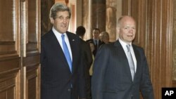 美國國務卿克里與英國外交大臣黑格2013年4月10日於倫敦 正準備八國集團會談