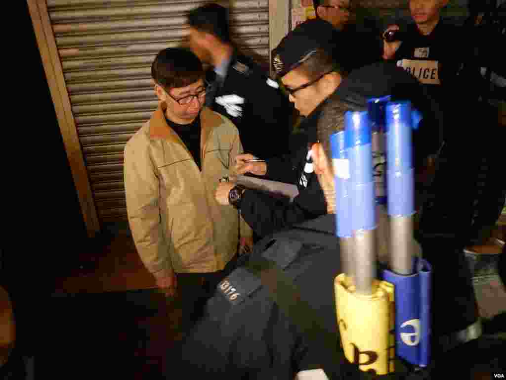 警员要求封锁区内的旺角"购物团"人士登记个人资料才可离开