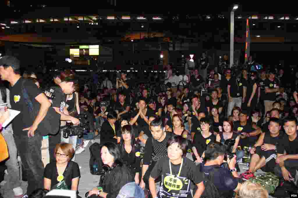 数万香港市民游行到政府总部集会抗议政府电视发牌黑箱作业（美国之音图片/海彦拍摄）