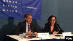 国际组织“人权观察”执行董事肯尼思・罗斯（左）和高级国家安全法律顾问罗拉・彼特（右）2015年12月1日在《再无借口：追究中情局酷刑责任路线图》的报告发布会上。（美国之音莫雨拍摄）
