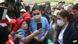 ຜູ້​ສະ​ໜ​ັບ​ສະ​ໜູນ​ຄົນ​ນຶ່ງ​ຖ່າຍ​ຮູບ​ແຊວ​ຟີ​ກັບ​ອະ​ດີດ​ນາ​ຍົກ​ລັດ​ຖະ​ມົນ​ຕີ ໄທ ທ່ານ ທັກ​ສິນ ຊິນ​ນະ​ວັດ, ຈັງ​ຫວັດ ຊຽງ​ໃໝ່, ໄທ, 14 ມີ​ນາ 2024.