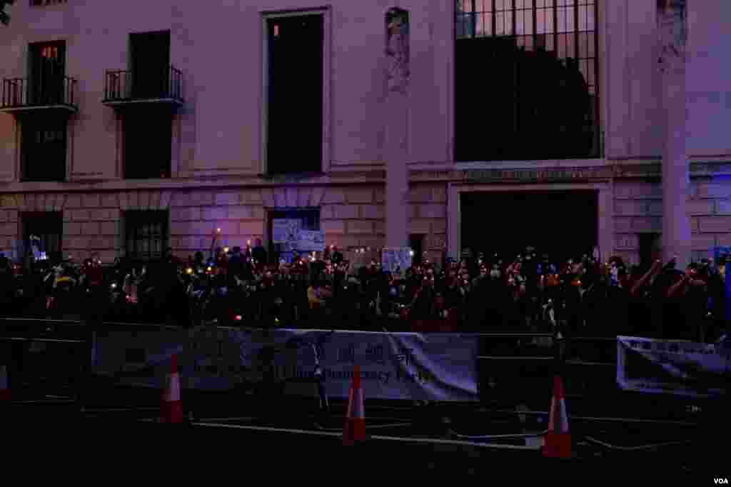 2022年6月4日，示威者傍晚在中國駐英大使館對面馬路的英國皇家建築師學會(Royal Institute of British Architects)大樓外的行人道上舉行燭光守夜。（美國之音鄭樂捷）