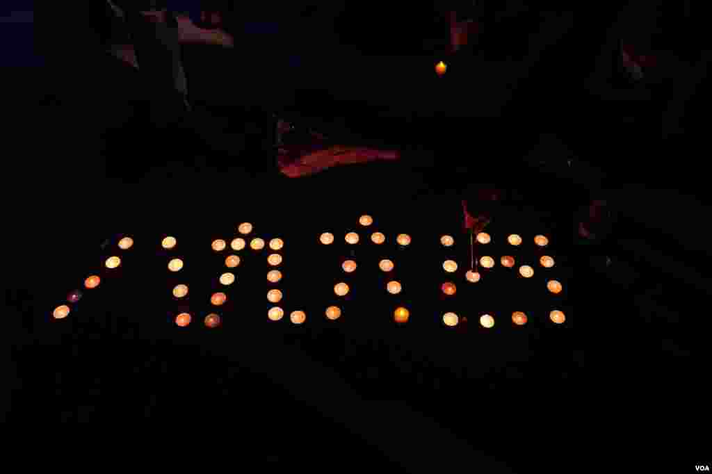 示威者用電子蠟燭砌出中文字“八九六四”。（美國之音鄭樂捷）