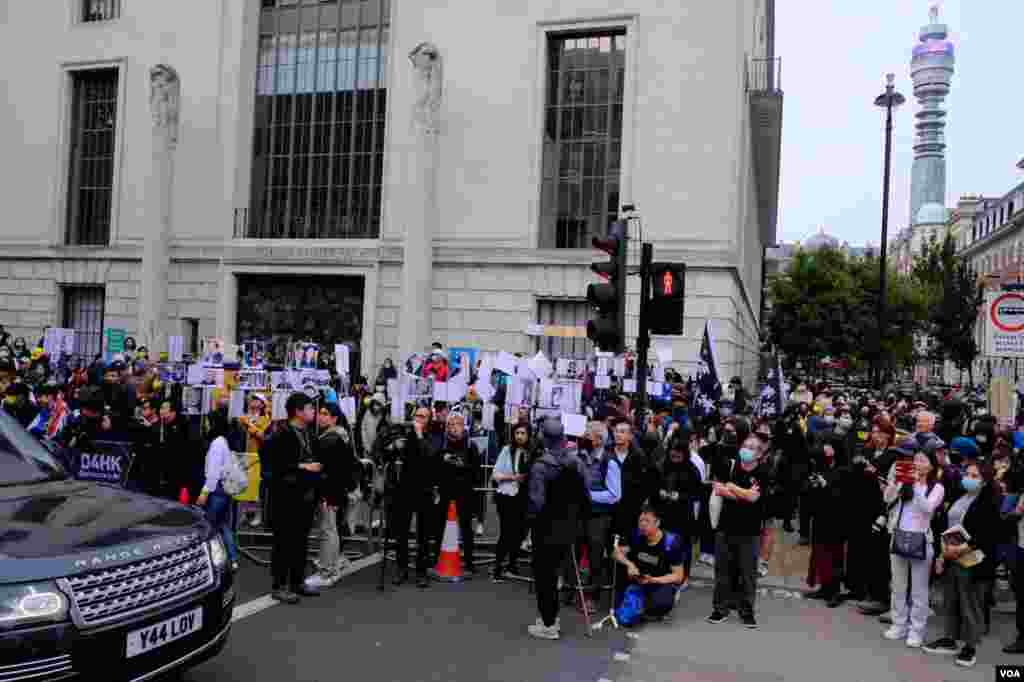 示威者站滿了中國駐英大使館對面街道的英國皇家建築師學會(Royal Institute of British Architects)大樓外的行人道和對出的馬路。（美國之音鄭樂捷）