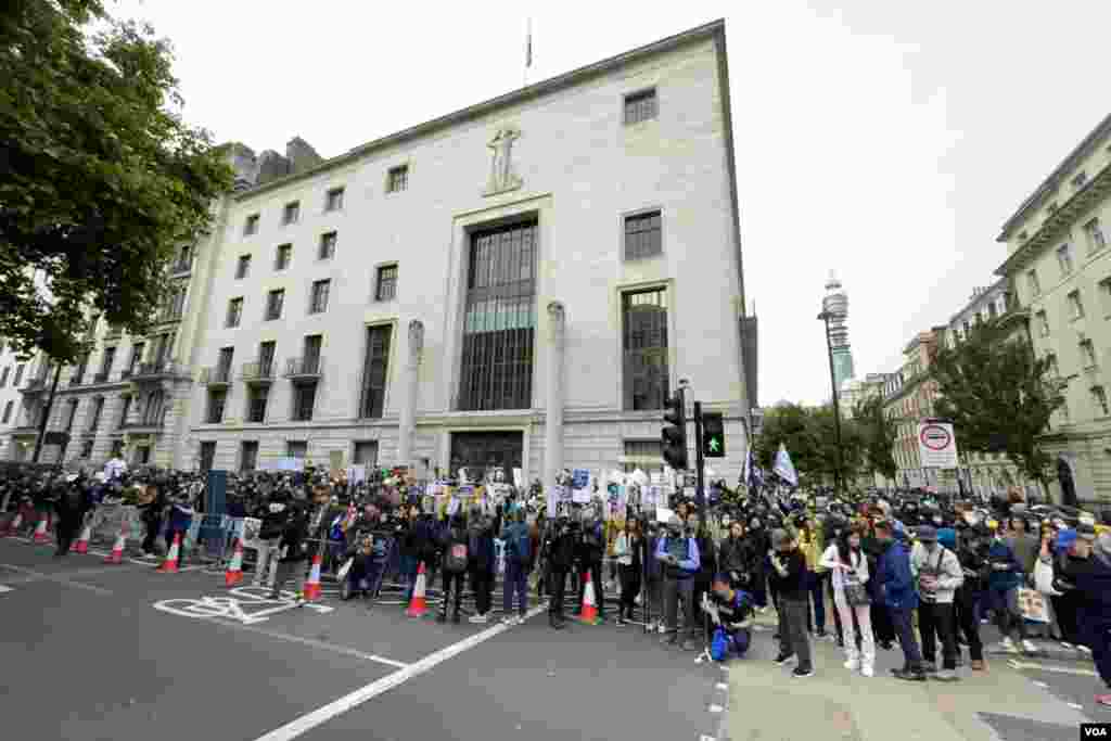 示威者站滿了中國駐英大使館對面的英國皇家建築師學會(Royal Institute of British Architects)大樓外的行人道。（美國之音鄭樂捷）