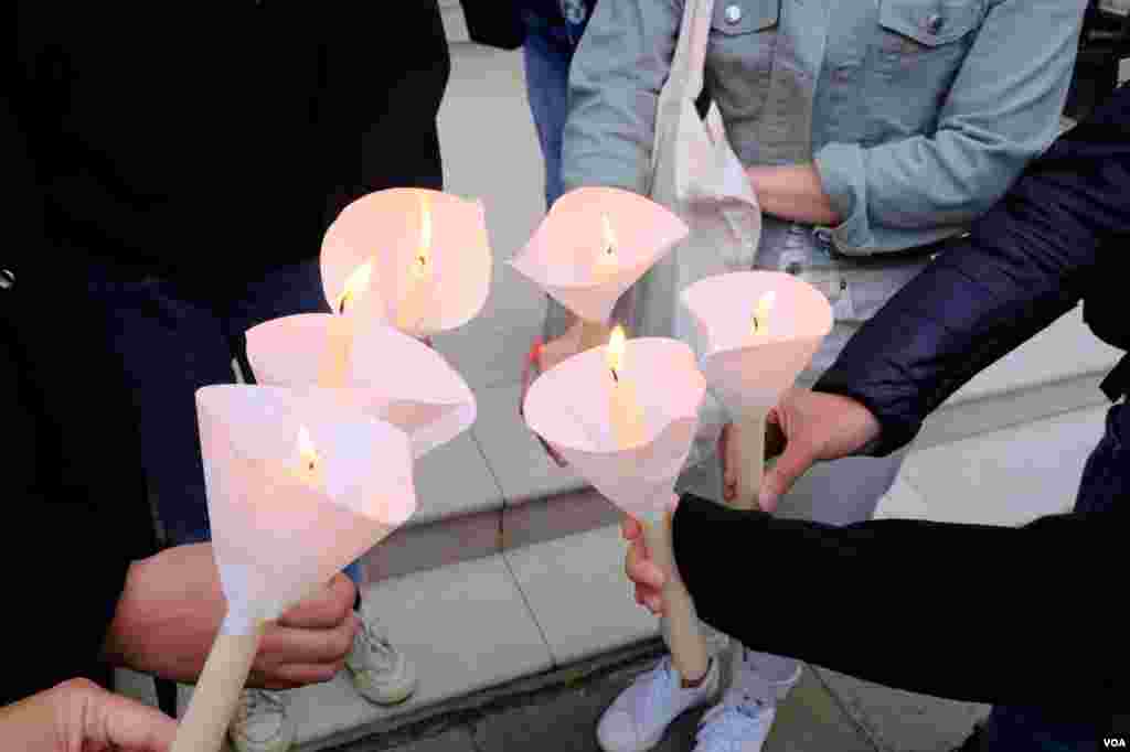 示威者在中國駐英大使館外點燃蠟燭悼念六四死難者。（美國之音鄭樂捷）