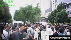 上海信访办门前访民集结 （天网提供）