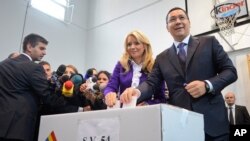 羅馬尼亞維克托-蓬塔 (右) 與夫人投票