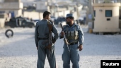 喀布尔警察在发生袭击的地点站岗（2015年8月8日）