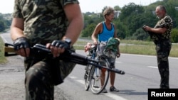 乌克兰东部亲俄罗斯分离分子武装人员检查行人