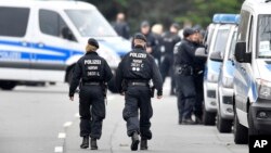 德国警察封锁了多特蒙德球队的汽车爆炸案现场(2017年4月12日)