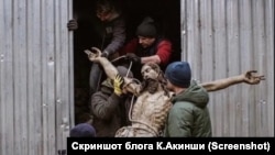 Эвакуация распятия из Армянской церкви во Львове (Скриншот блога К.Акинши).