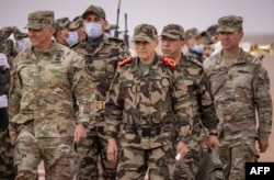 2022年美國陸軍非洲司令部司令湯森德(左)和摩洛哥皇家武裝部隊法魯克中將抵達摩洛哥西南部坦坦地區參加第二屆年度“非洲雄獅”軍事演習