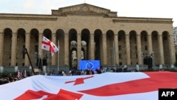 Митинг перед парламентом в Тбилиси. Архивное фото.