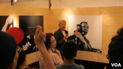 台灣民眾觀看劉霞攝影作品