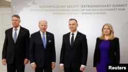 На саммите «Бухарестской девятки» в Варшаве. 22 февраля 2023 г. Слева направо: Клаус Йоханнис, Джо Байден, Анджей Дуда, Зузана Чапутова