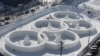 韩国平昌的雪节上展示的奥运五环形状的雪雕。 平昌将在2018年2月举办冬季奥运会和冬季残奥会。金正恩表示，他会考虑派代表团参加韩国平昌冬奥会，并祝愿冬奥会成功举办。