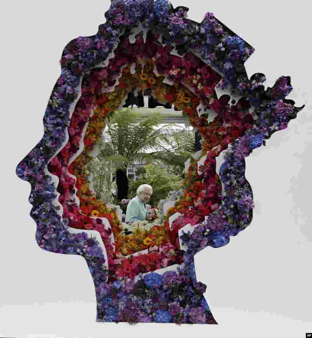2016年5月23日，在伦敦花卉展览中，摄影师透过用花组成的伊丽莎白二世的头像，拍摄伊丽莎白二世的照片