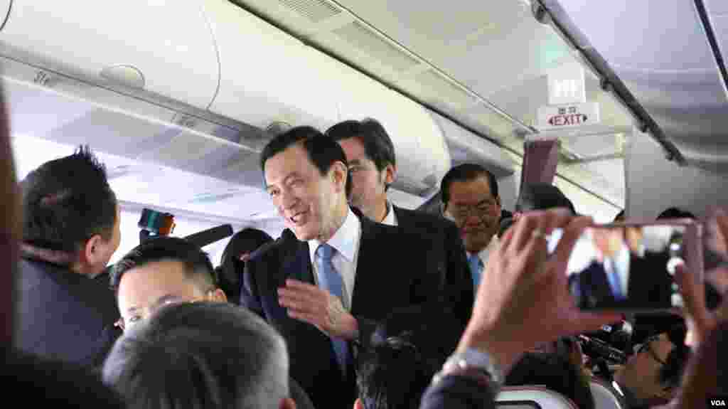 马英九总统在专机上与媒体互动 （美国之音记者李逸华拍摄）