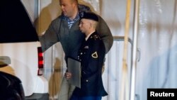 美軍陸軍一等兵布拉德利.曼寧今年2月28日離開馬里蘭州法庭。