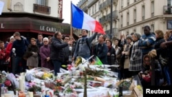 2015年11月16日巴黎恐襲現場民眾以鮮花悼念死者資料照。