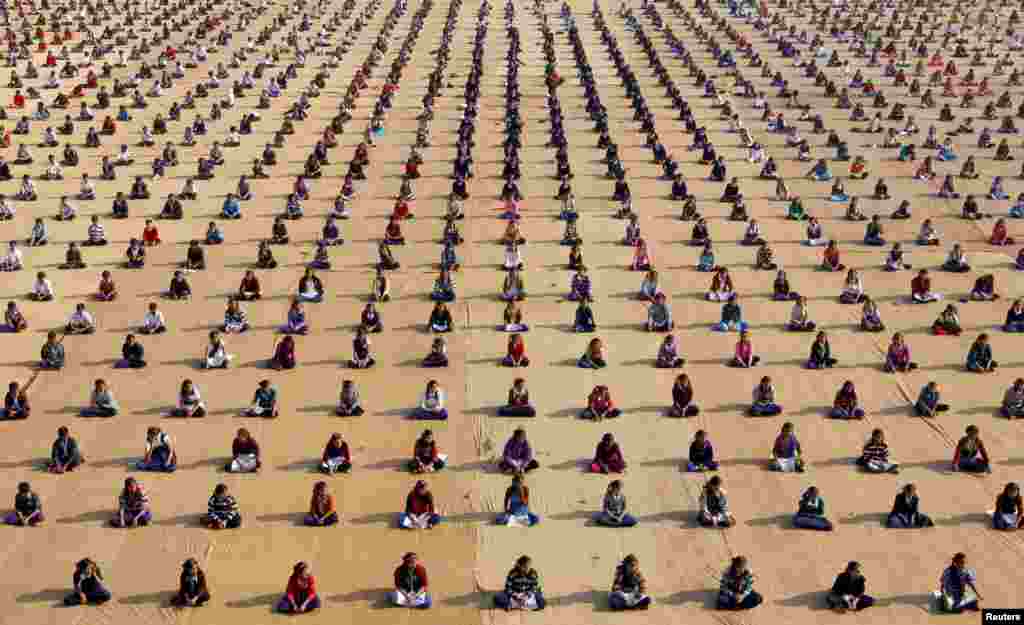 印度儿童上瑜伽课（2017年1月5日）