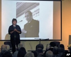 科夫顿教授介绍哈维尔作品