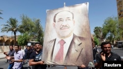 2014年8月11日伊拉克人举着马利基肖像游行