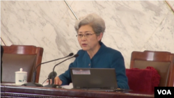 人大发言人傅莹在记者会上回答中外记者提出的问题(美国之音东方拍摄)