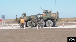 2015年参加在俄罗斯南部举行的军事比赛活动的中国和俄罗斯士兵。