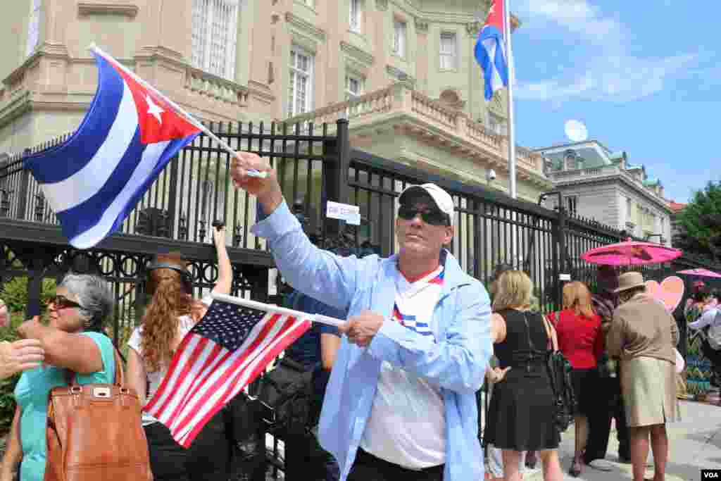 這位支持者在使館前揮舞兩國國旗(美國之音楊晨拍攝)