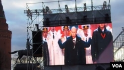 普京3月18日在莫斯科红场的集会上发表讲话，祝贺克里米亚“回归”俄罗斯。(美国之音白桦)