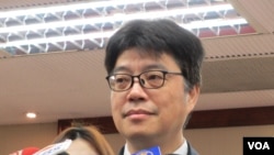 台湾陆委会副主委邱垂正4月15号在立法院接受媒体采访