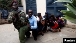 肯尼亚保安部队从遇袭地点撤出平民。肯尼亚官员说，局势已得到控制。