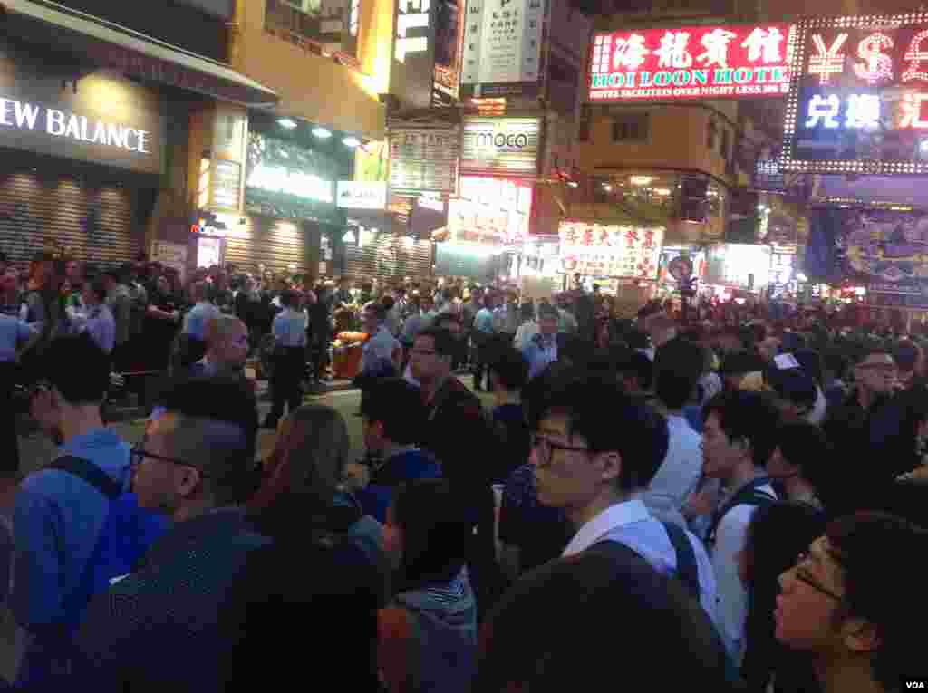 大批市民连续第二晚在旺角与警方“巷战” （美国之音海彦拍摄 ）