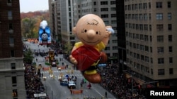 在紐約曼哈頓第六大道上行進的梅西感恩節大遊行。（2016年11月24日）
