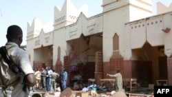 2015年7月11日，在自殺炸彈襲擊之後，士兵和警察部隊在乍得首都恩賈梅納站崗。