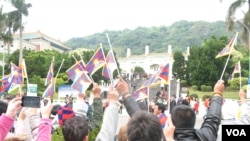 藏青会台湾分会故宫前集会(美国之音申华拍摄)