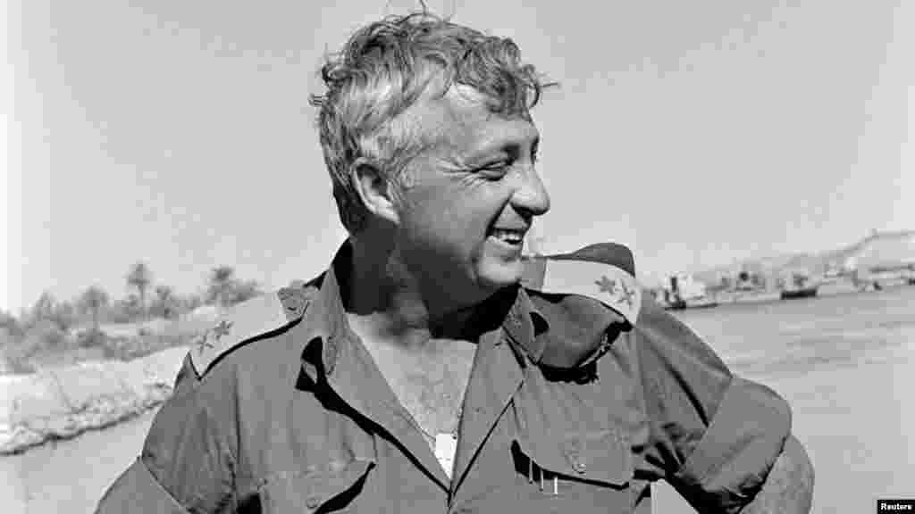 1973年10月31日以色列少将阿里埃勒&middot;沙龙在当时被以色列占领的苏伊士运河。